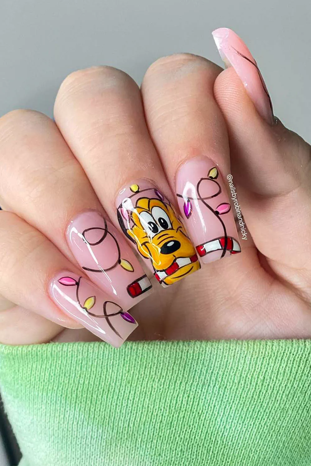 uñas navideñas disney con dibujos de pluto y luces