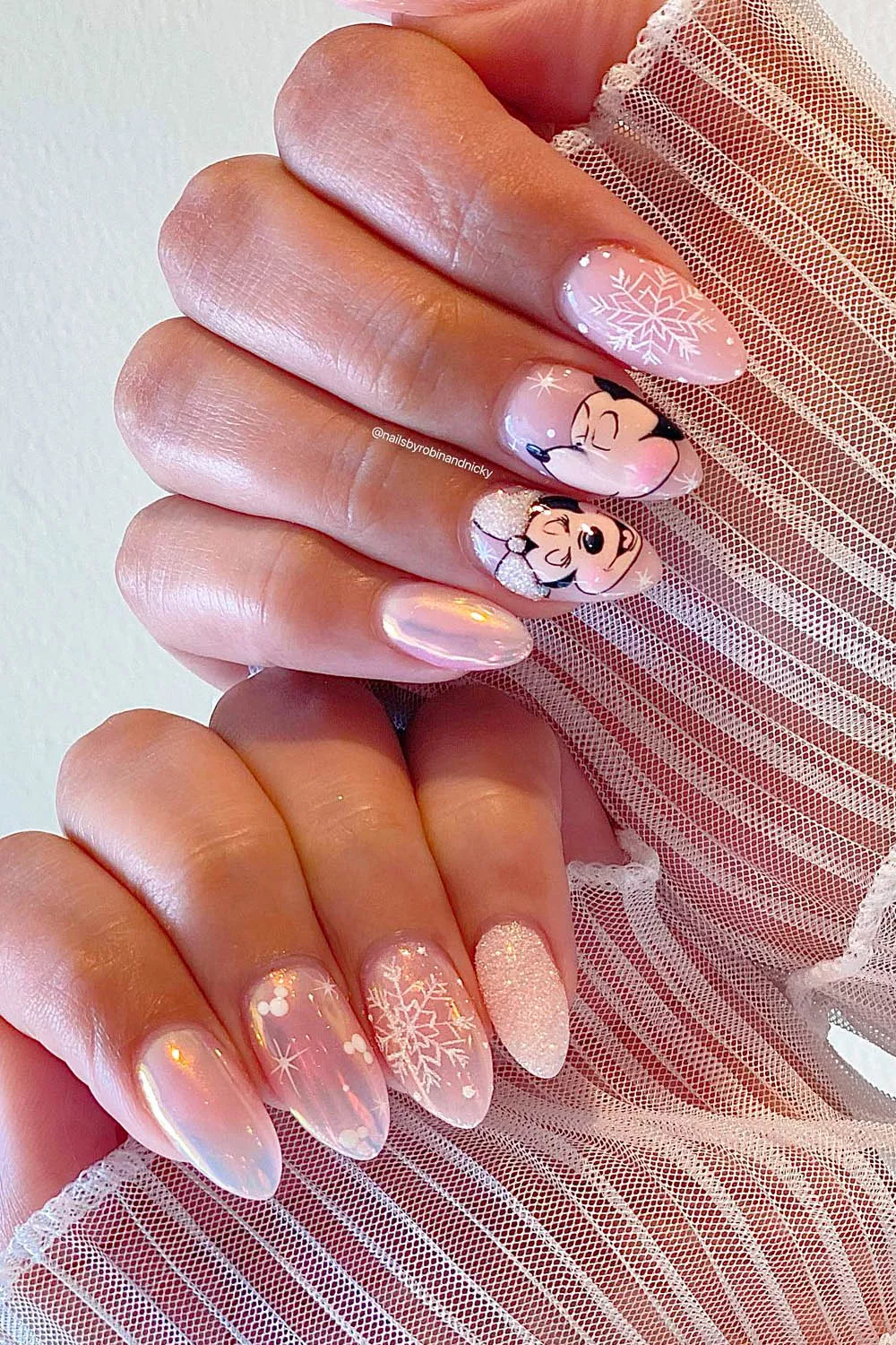 uñas navideñas rosas con decoracion de mickey mouse y copo de nieve