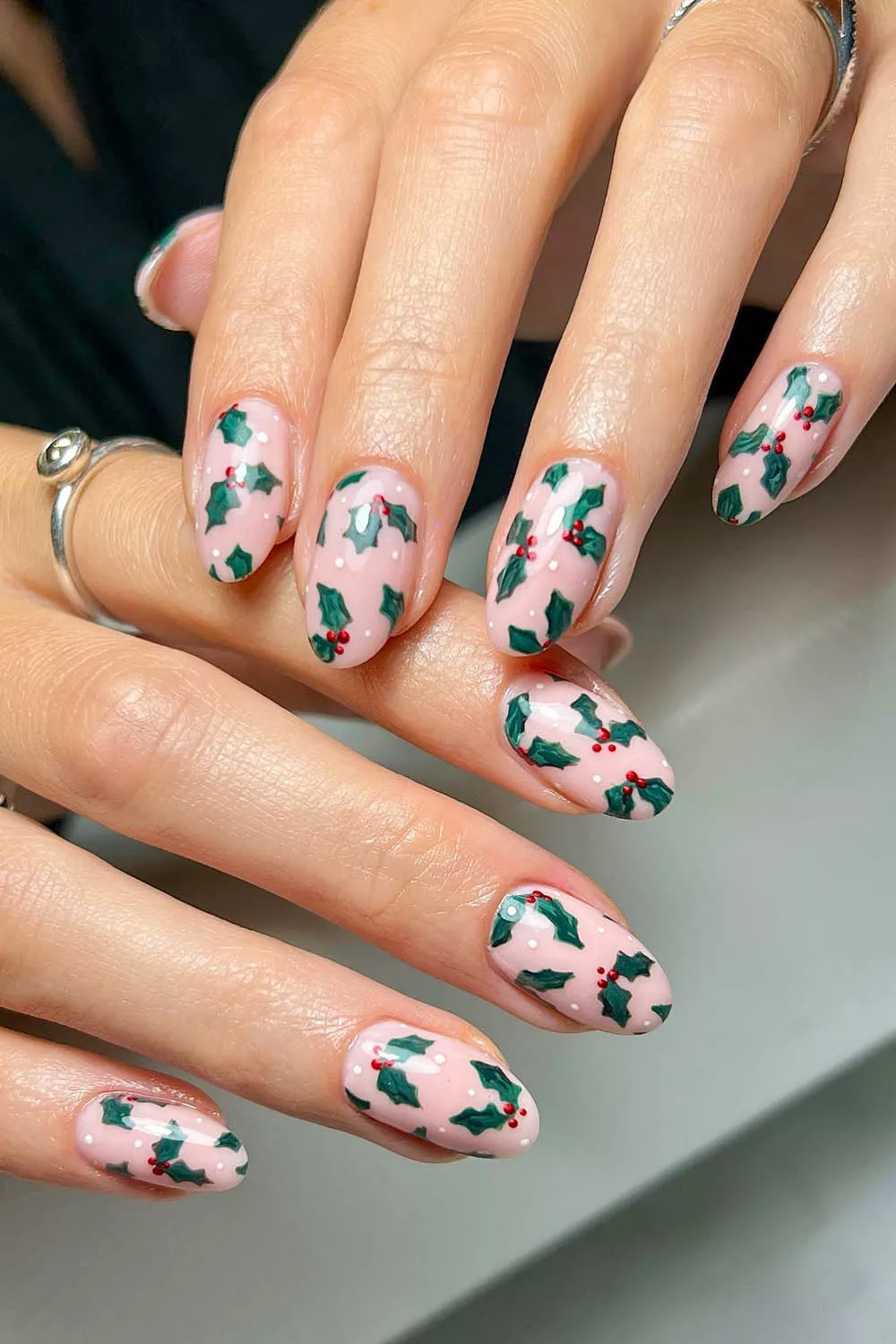 uñas navideñas con dibujo de muerdago verde y rojo