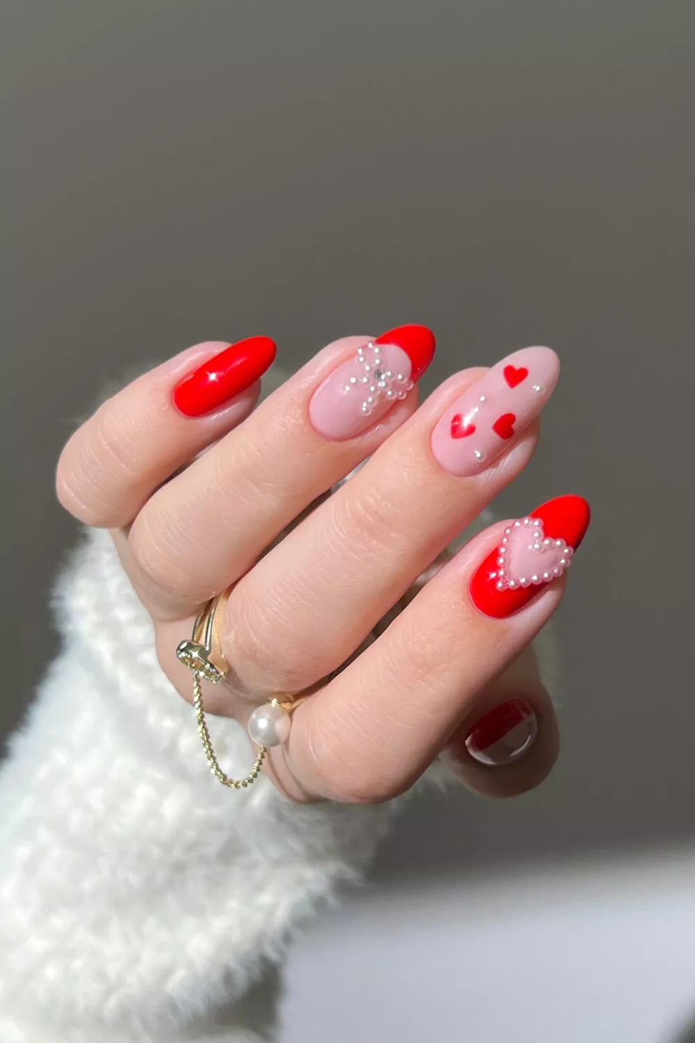 gelish para el 14 de febrero con manicura coquette de corazones y perlas en rojo