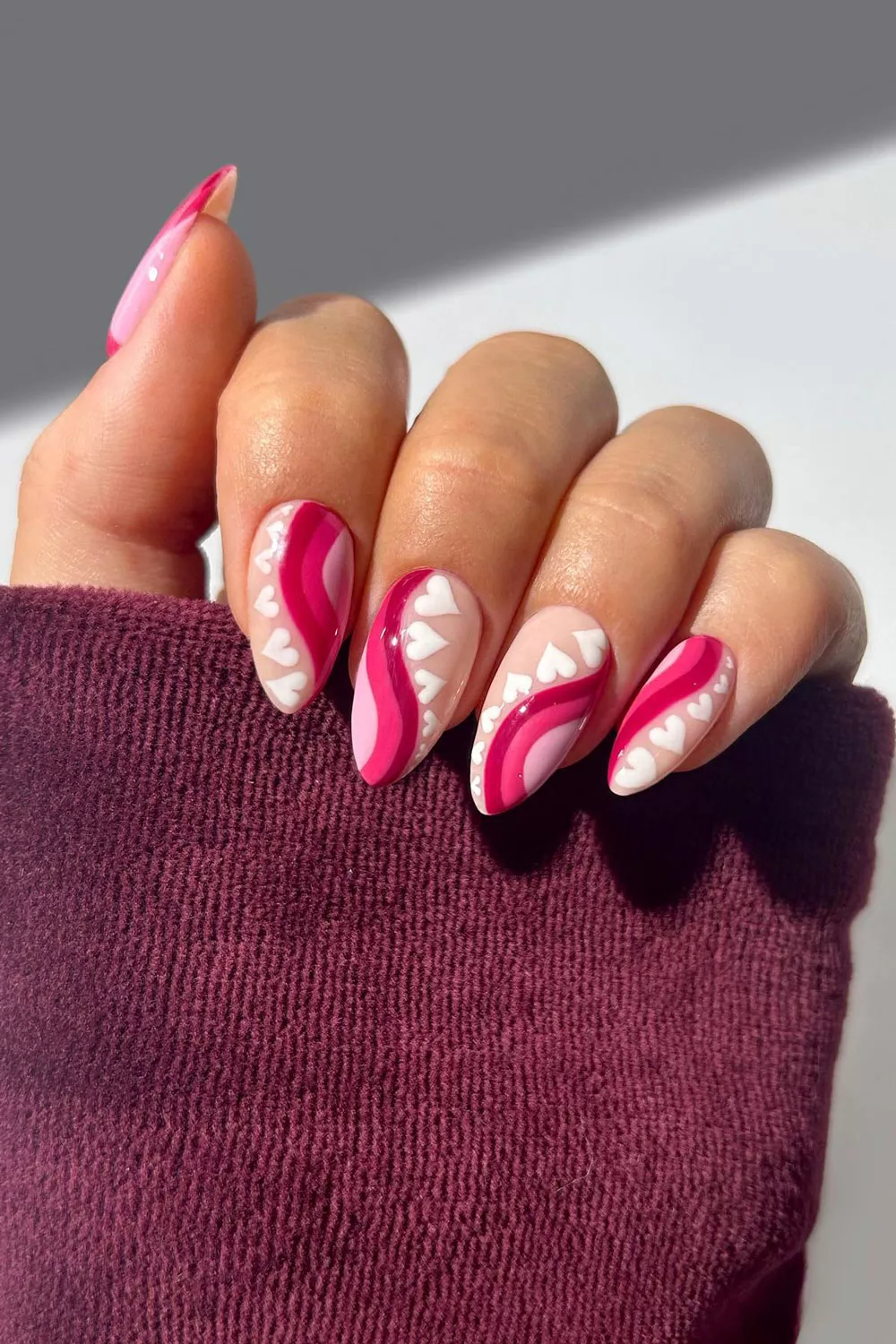 u&ntilde;as bonitas y sencillas para el dia de los enamorados con lineas rosas y corazones blancos
