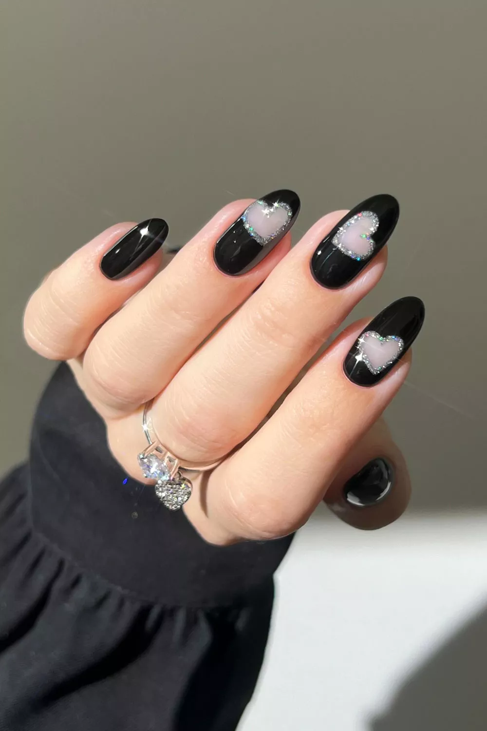 u&ntilde;as con corazones san valentin y glitter en color negro