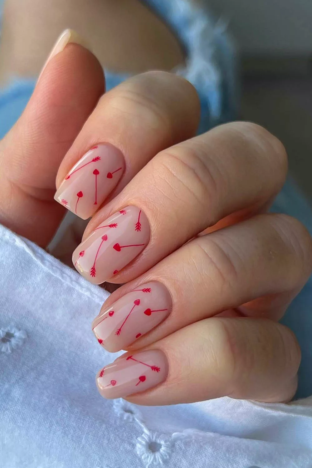 u&ntilde;as cortas de san valentin con flechas de cupido como decoracion