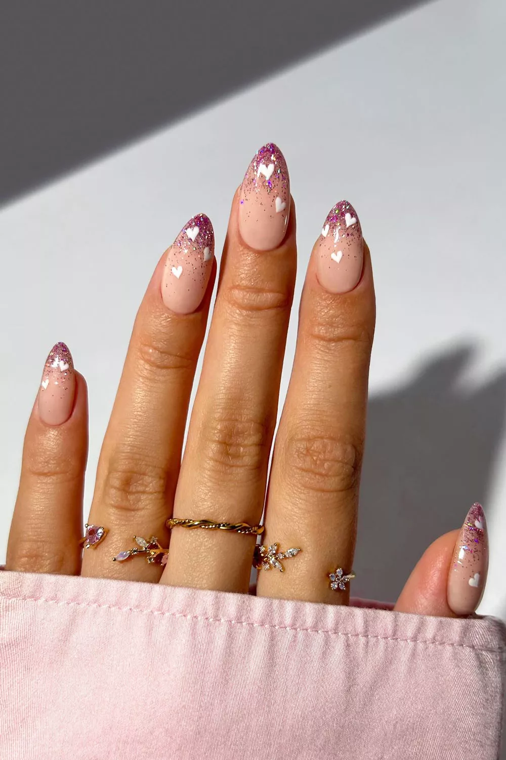 u&ntilde;as decoradas con purpurina o glitter como u&ntilde;as de fiesta para febrero