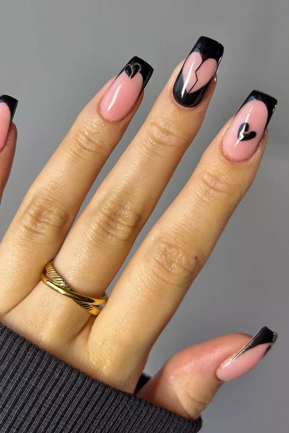 u&ntilde;as negras san valentin con significado de desamor y un corazon roto