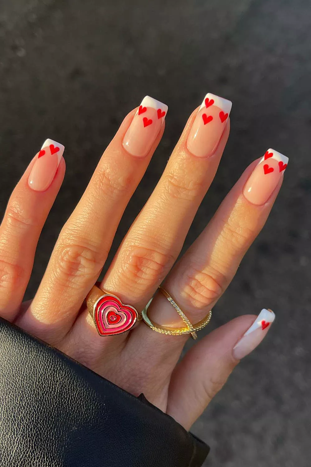 u&ntilde;as francesas de san valentin con corazones rojos