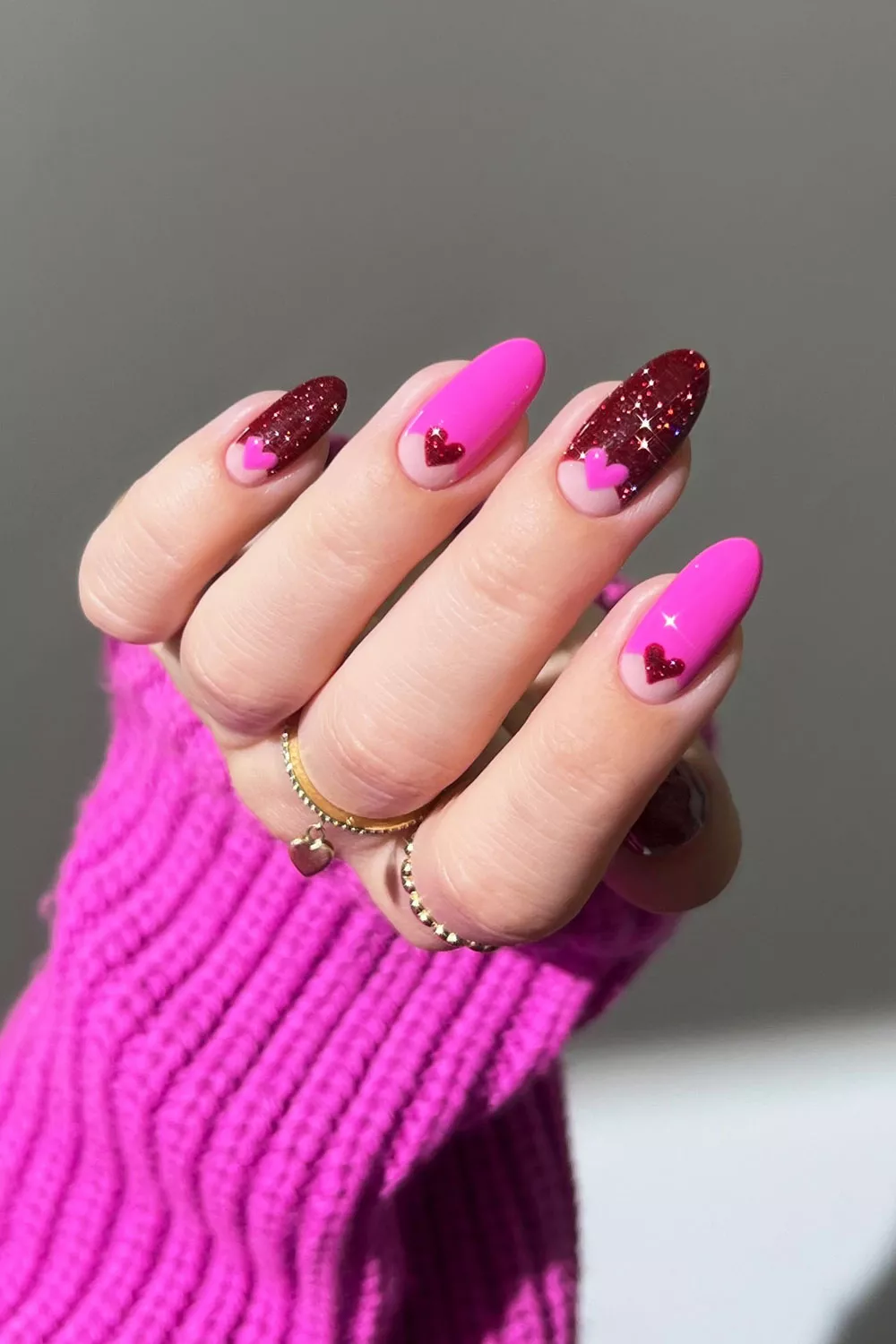 manicura rosa y roja de media luna con glitter y corazones