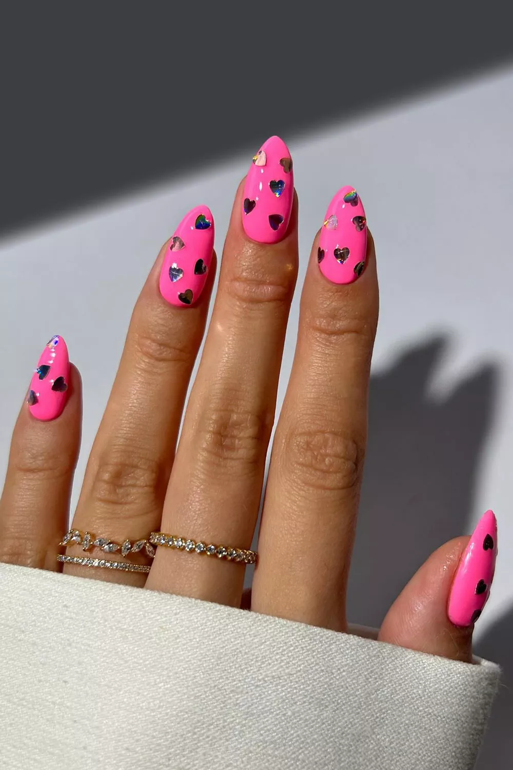 u&ntilde;as con piedras de corazones para el 14 de febrero