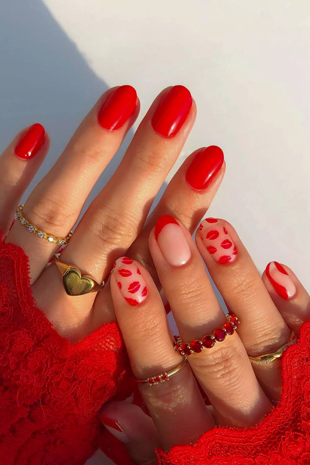 u&ntilde;as rojas para el 14 de febrero decoradas con besos
