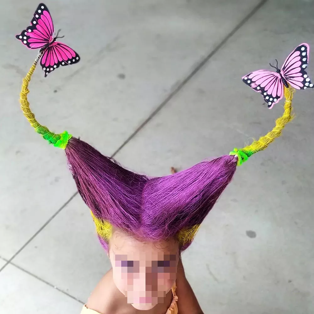 dia de peinado loco de niña con mariposas
