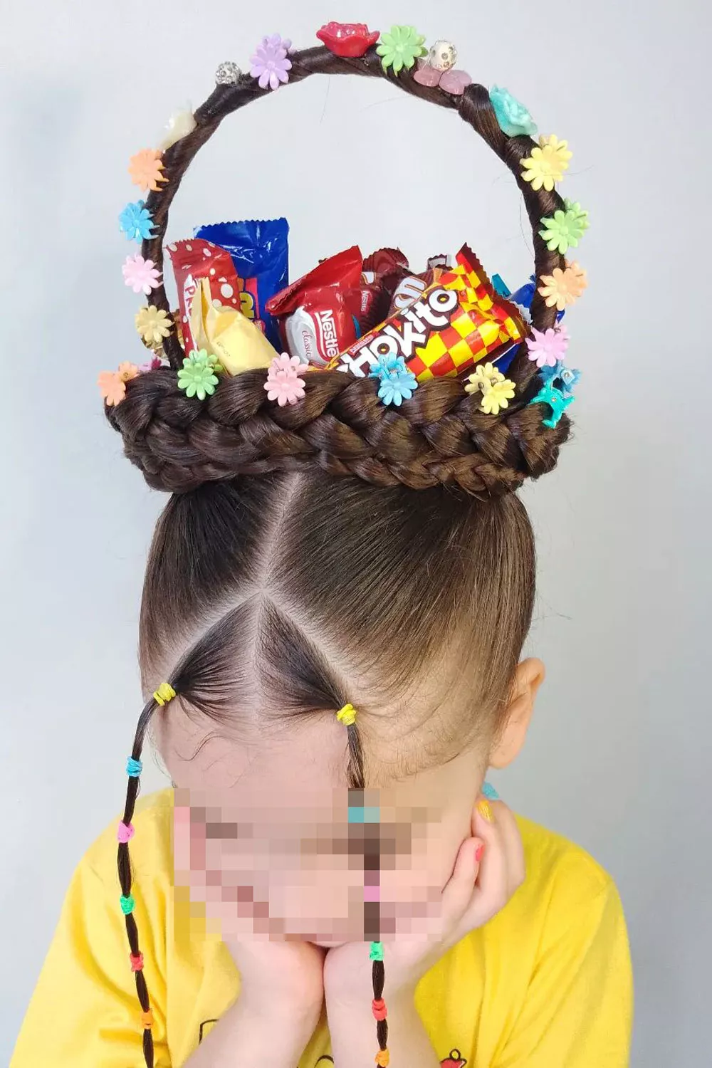 divertidos peinados locos ninas cesta en el cabello