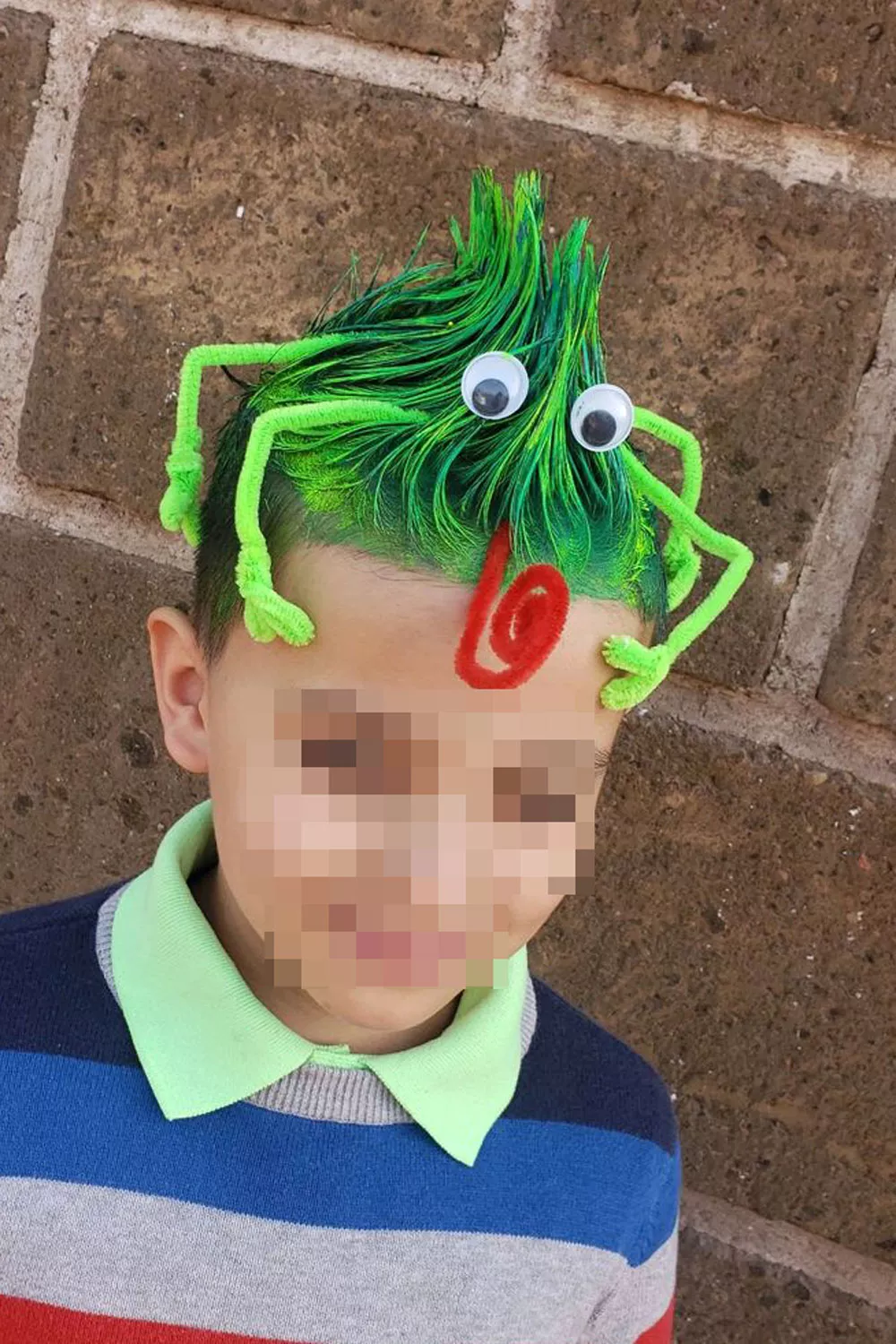 peinado loco con limpiapipas de camaleon con ojos saltones