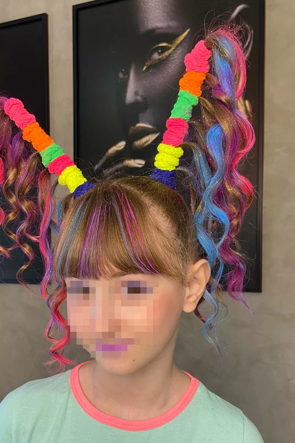 peinado con ligas de colores y coletas