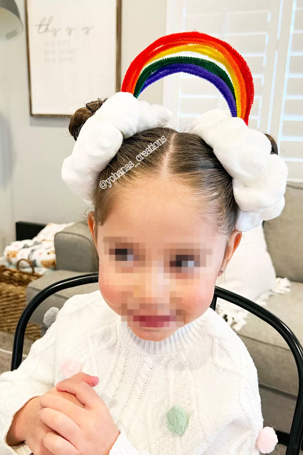 peinado loco de arcoiris con limpiapipas de colores