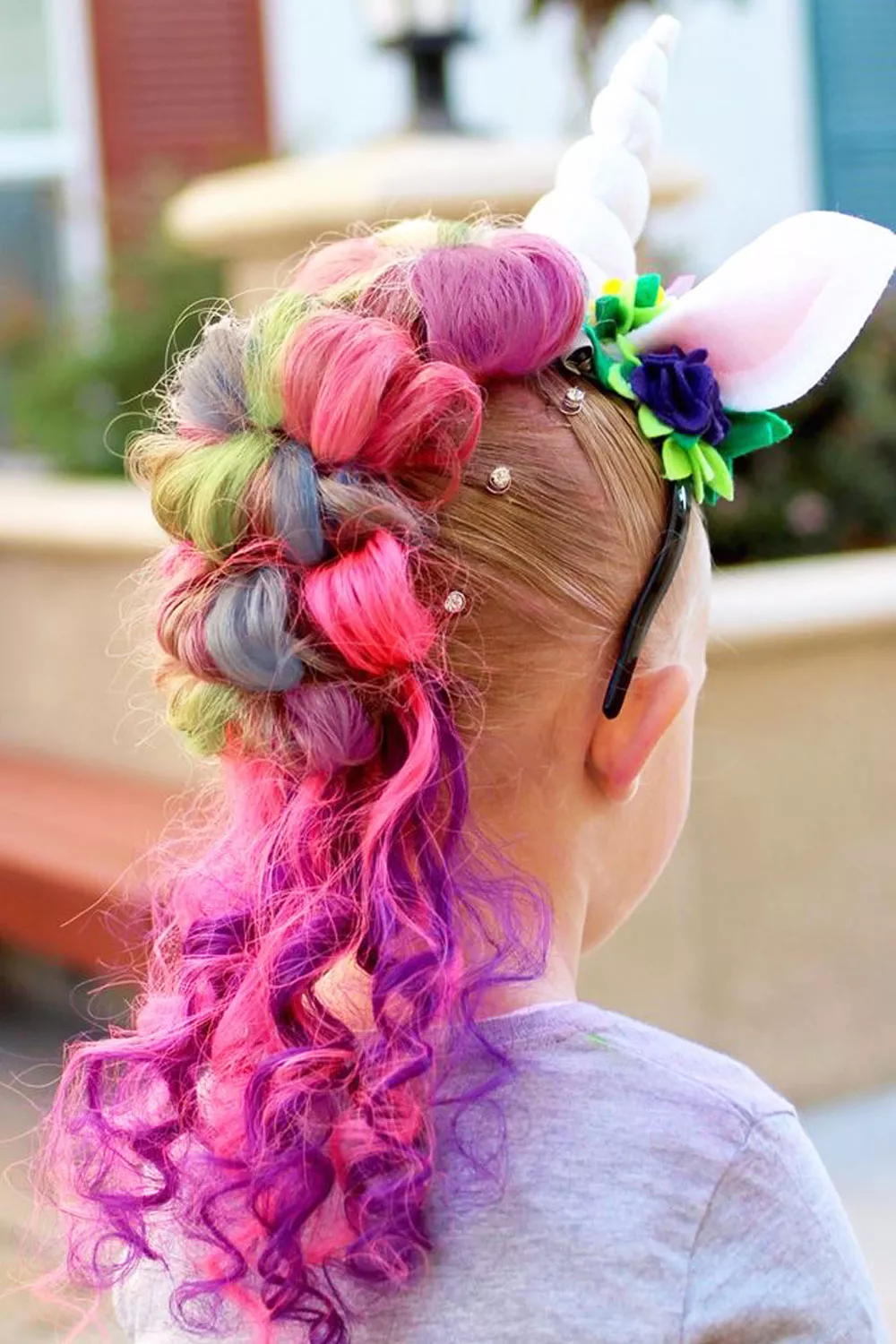 peinado loco para niña unicornio de colores