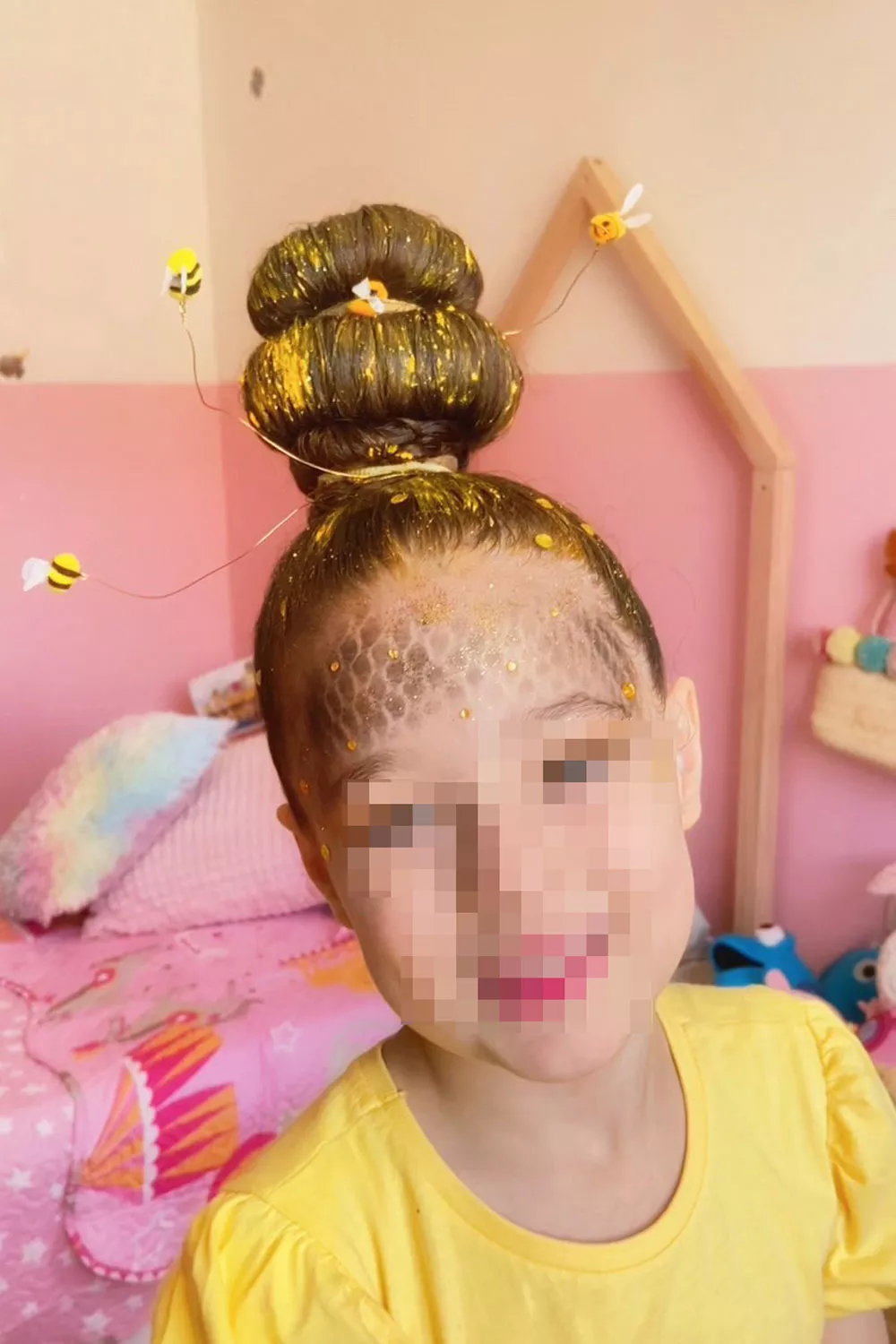 peinado loco con moño o dona y panal de abejas