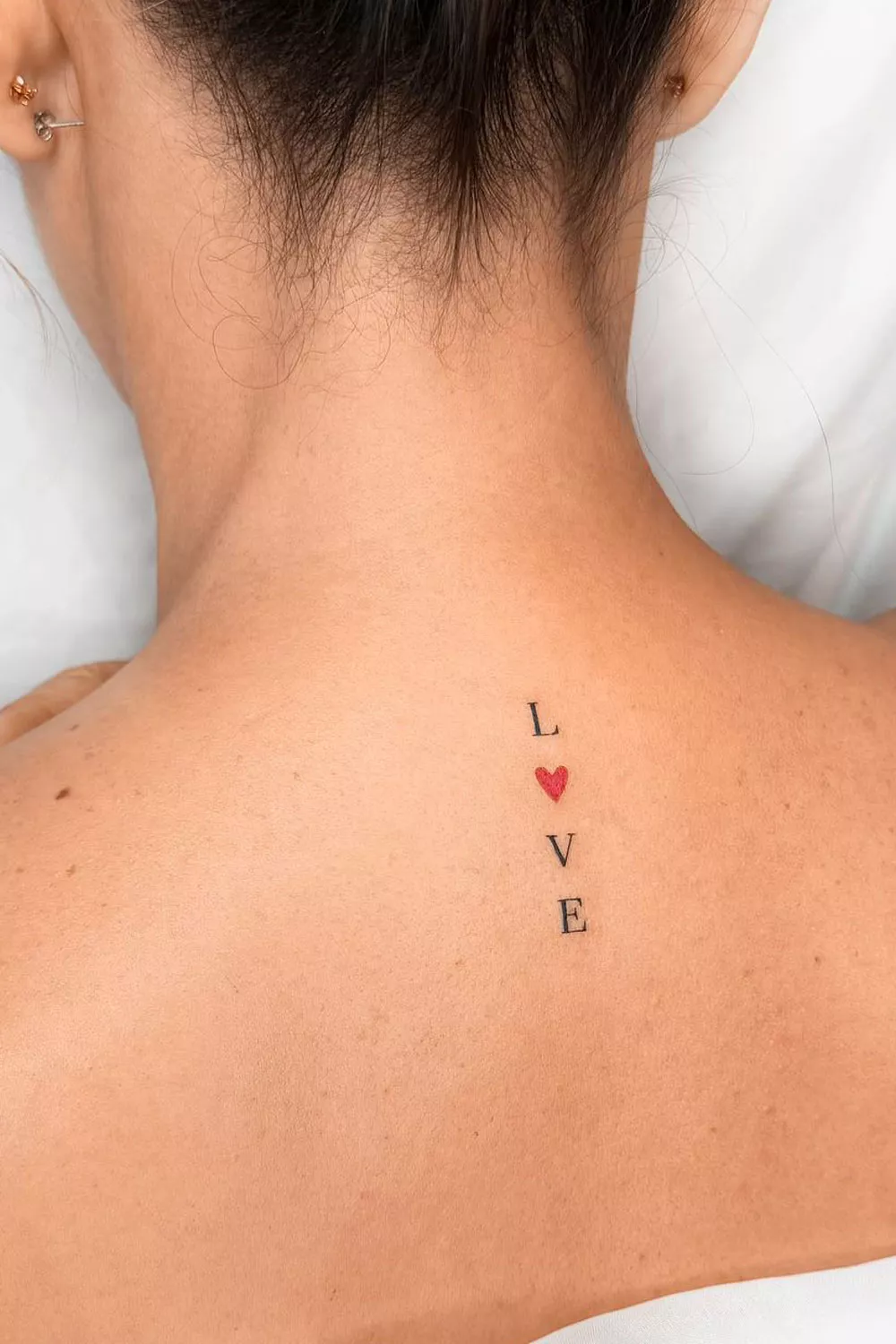 mujer tatuajes de corazones