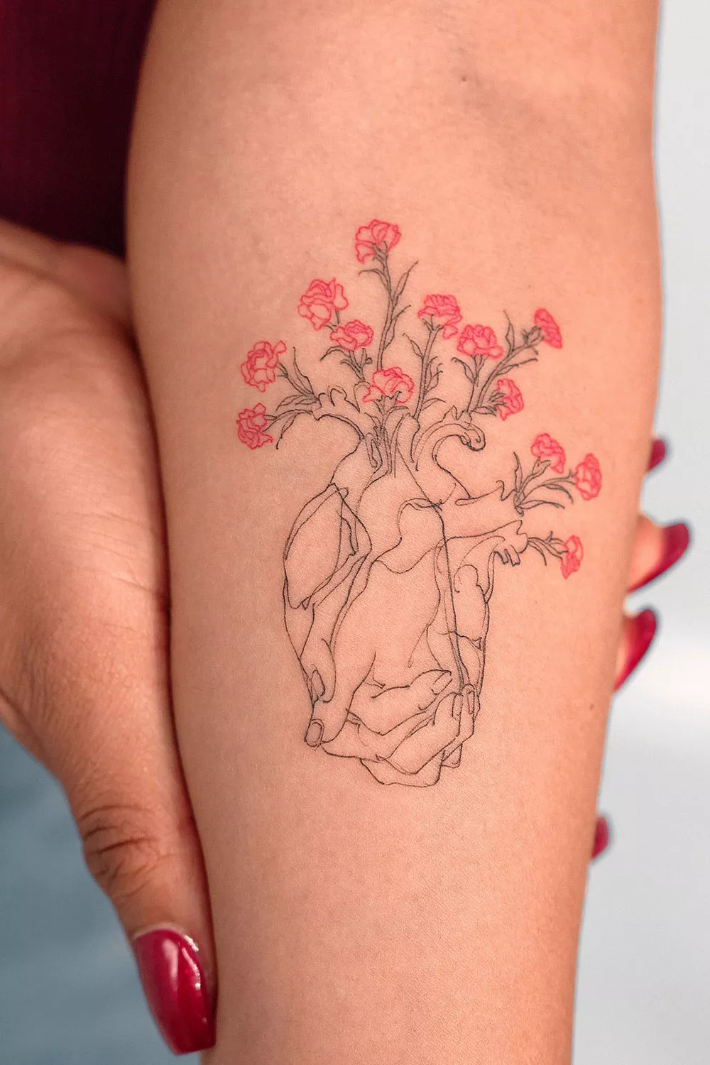 tatuaje corazon anatomico con flores