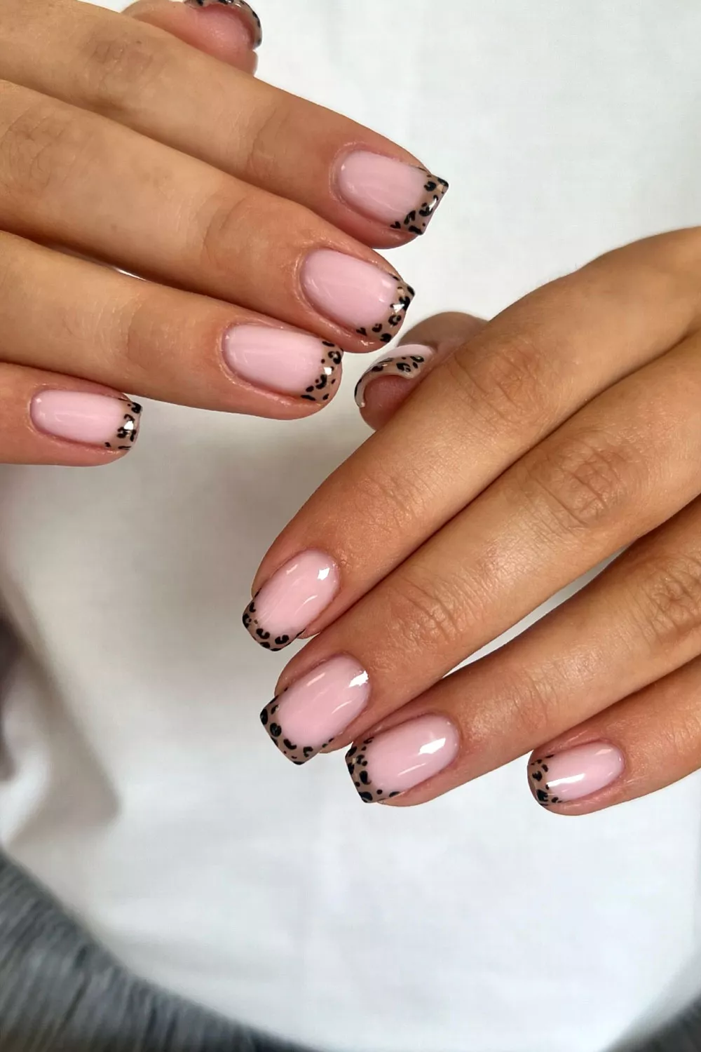 u&ntilde;as estampados leopardo