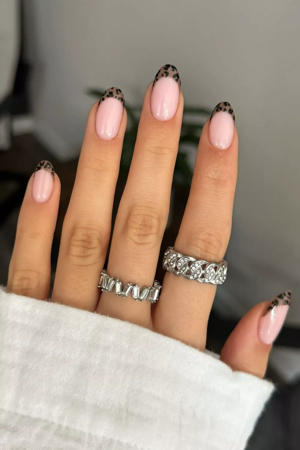u&ntilde;as leopardo elegantes