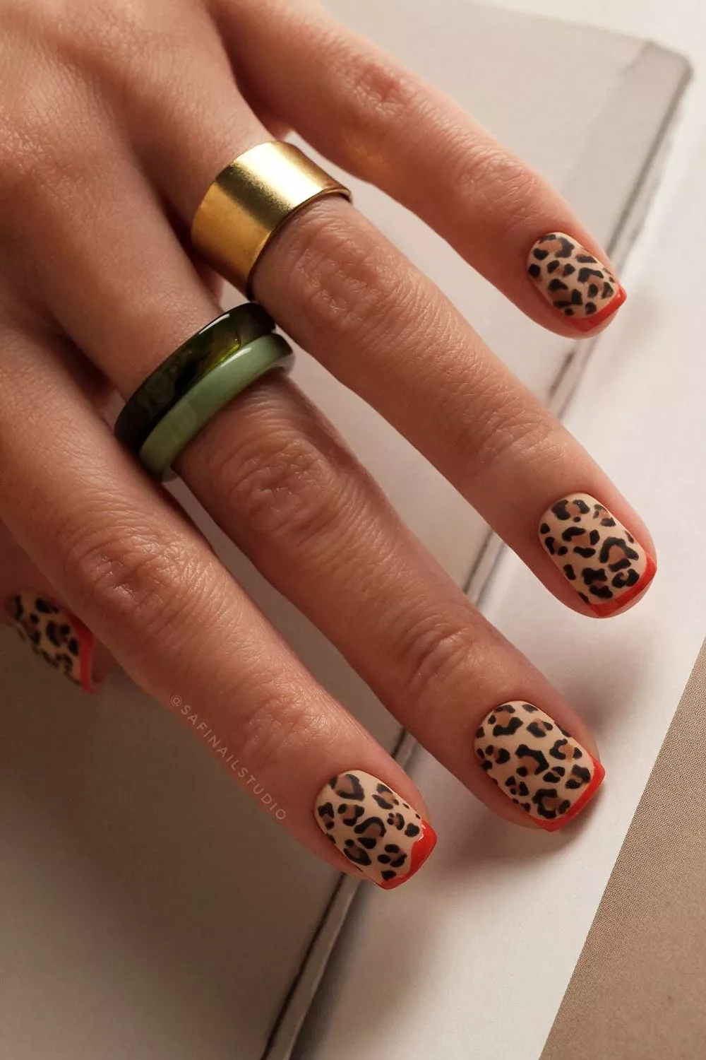 u&ntilde;as leopardo rojo