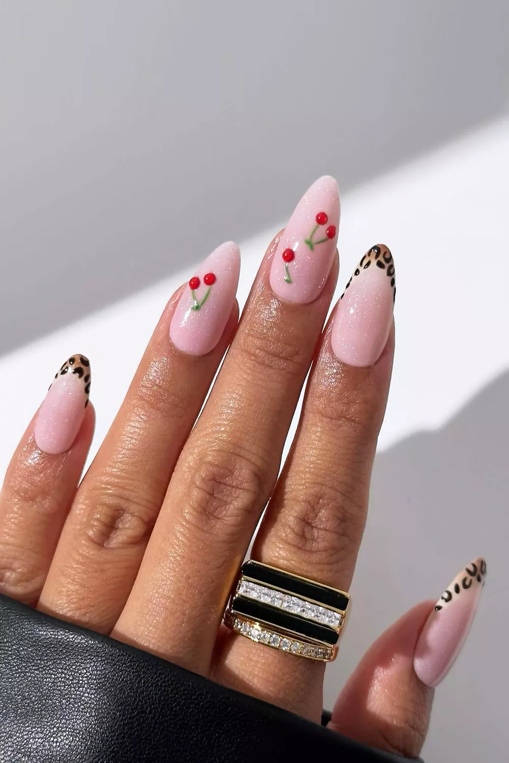 u&ntilde;as leopardo rosa