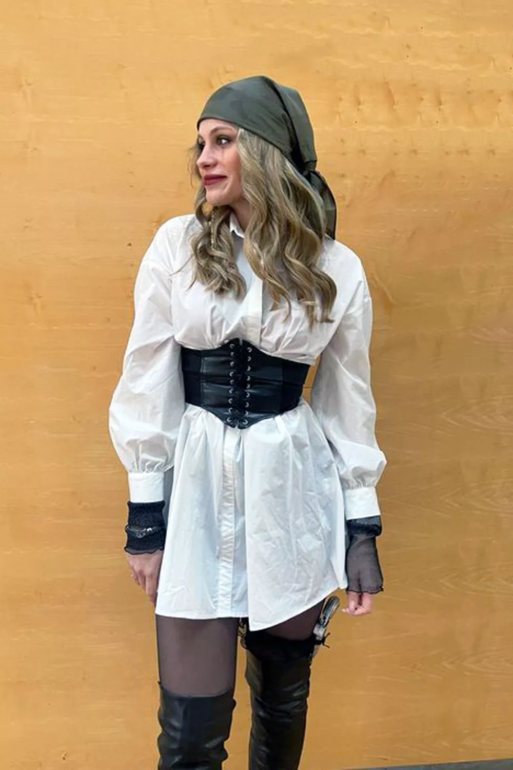 disfraz de pirata de mujer con camisa blanca