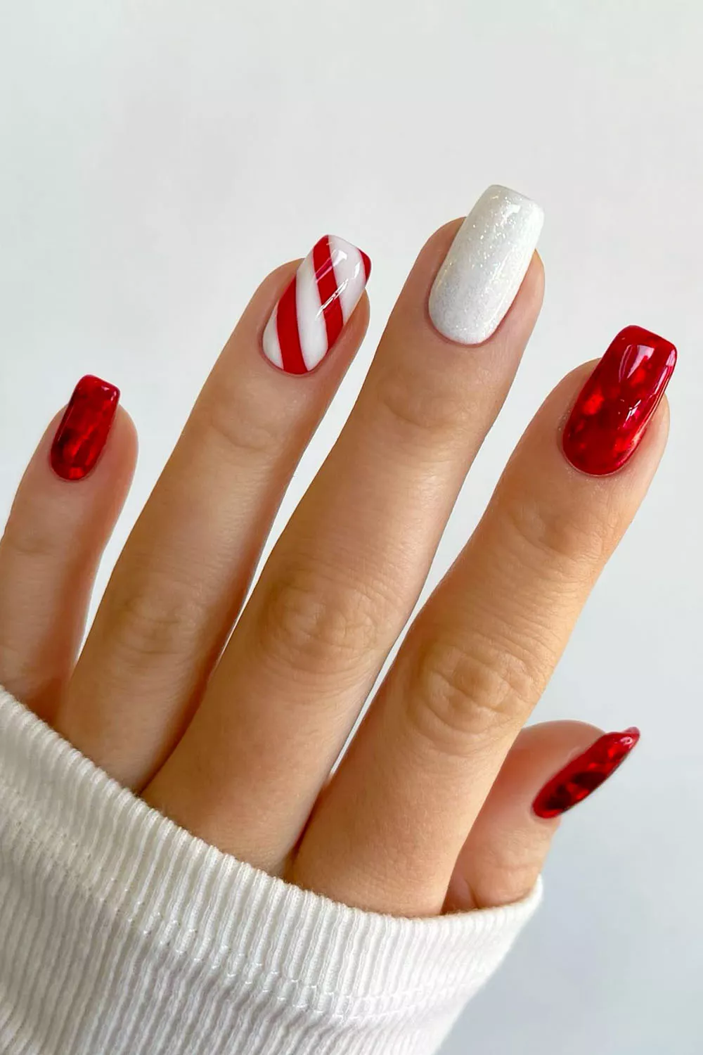 manicura blanco y rojo navideña