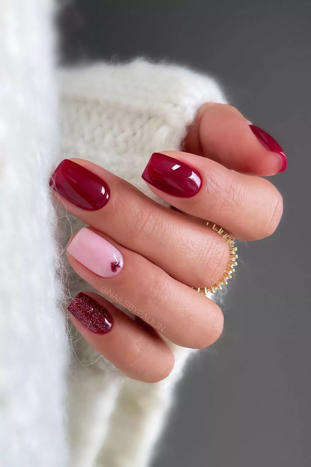 uñas color rojo vino o rojo oscuro navideñas