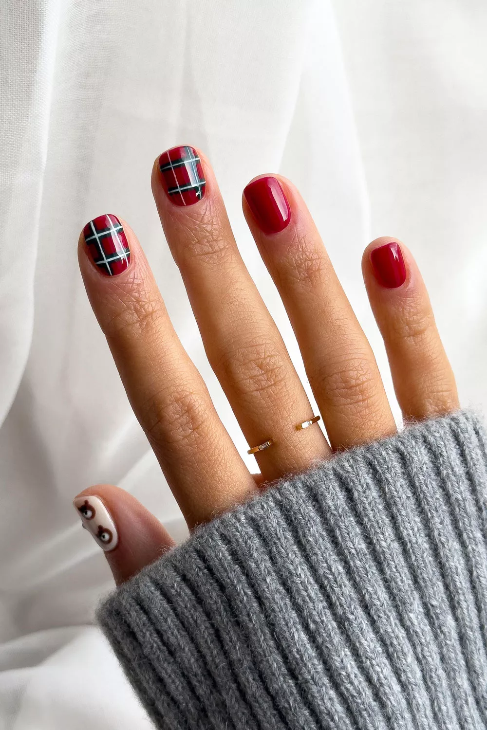 uñas lindas para navidad con estampado rojo