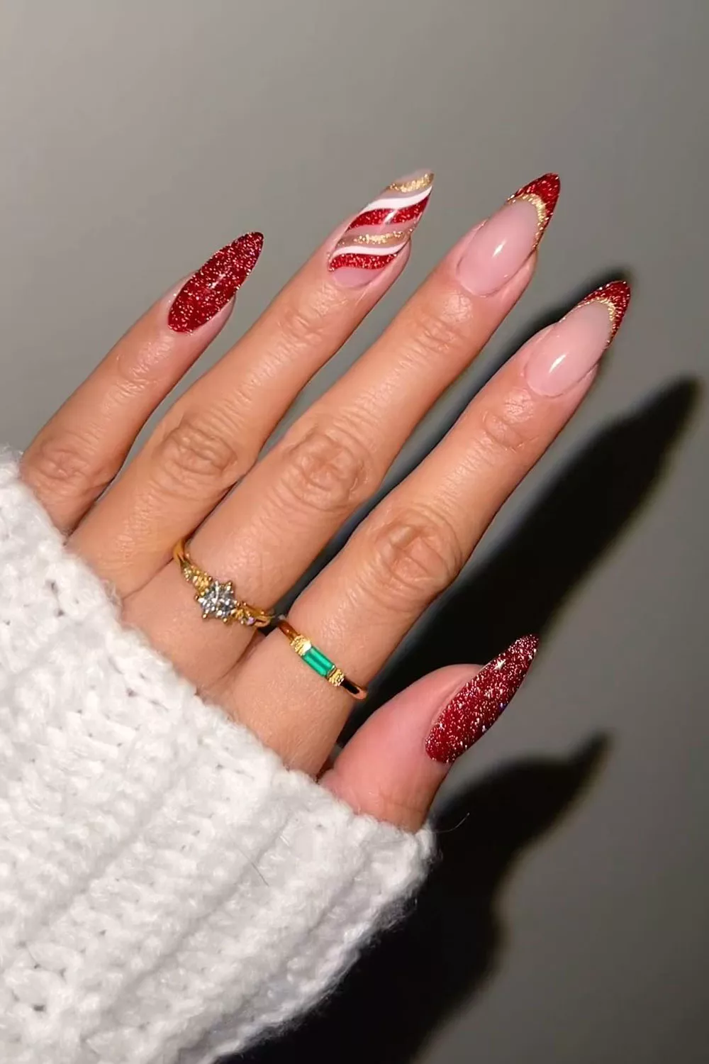 uñas para navidad de color rojo con dorado