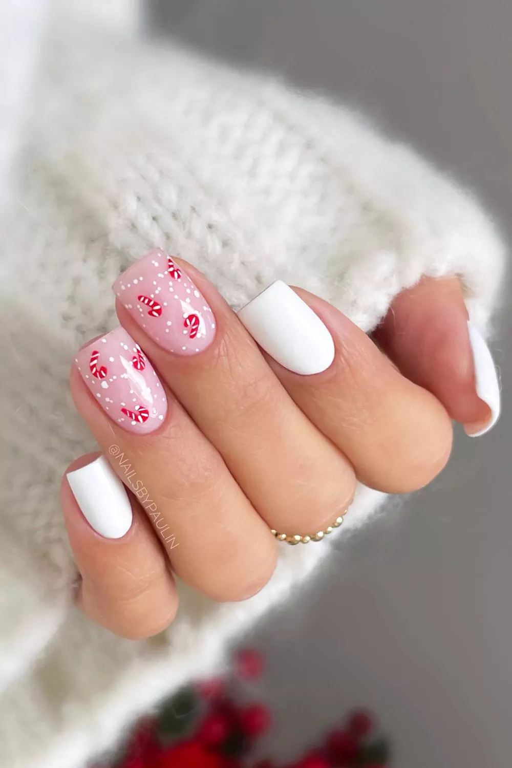 uñas de navidad rojas y blancas con bastones de caramelo