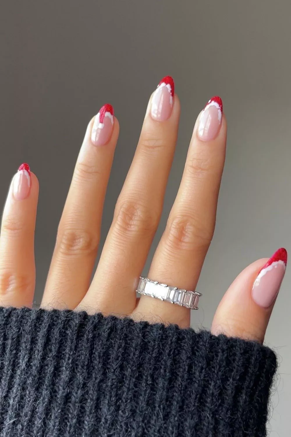 uñas navidad color rojo con french en la punta y gorro de santa claus