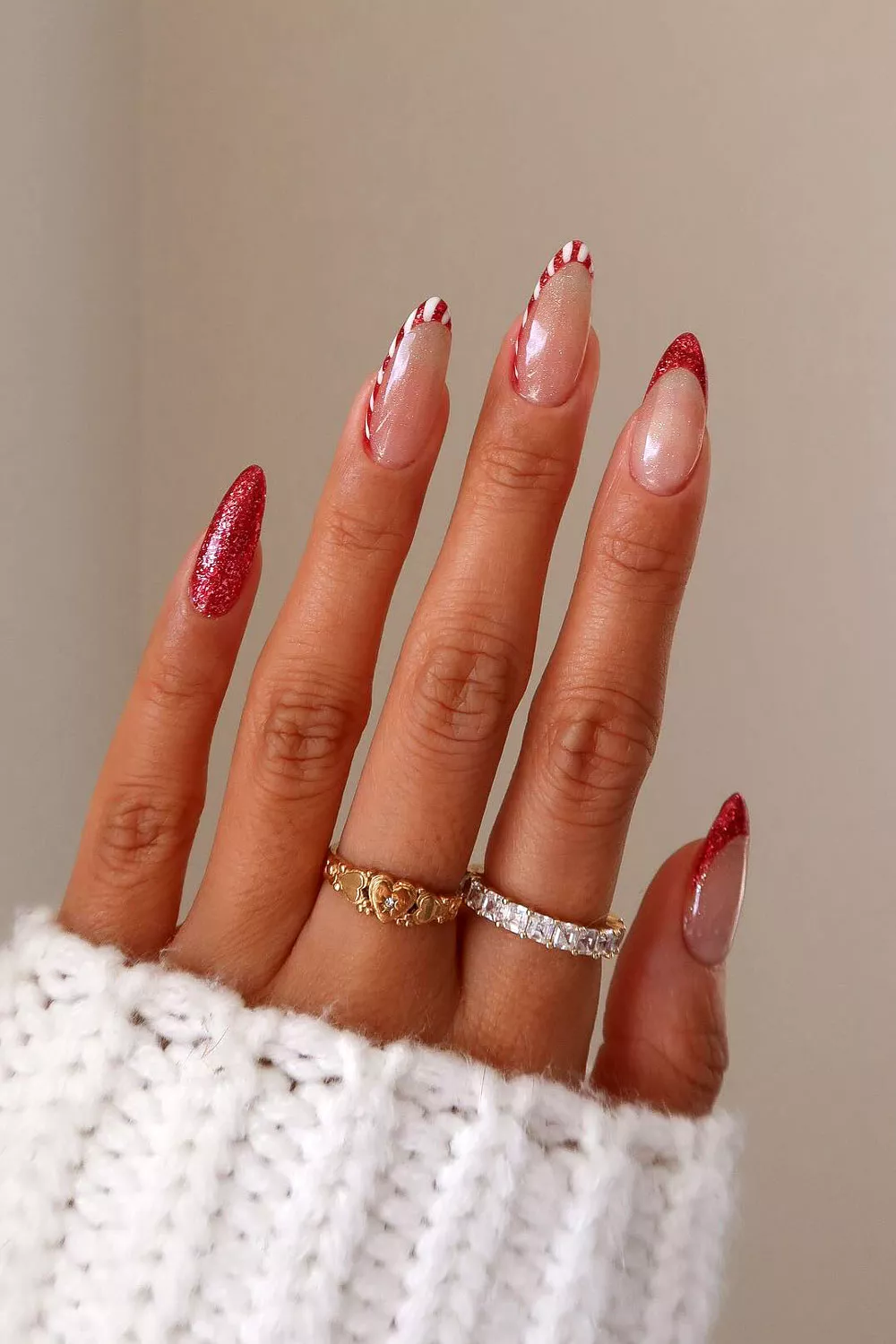 uñas navideñas de bastones de caramelo rojo y blanco