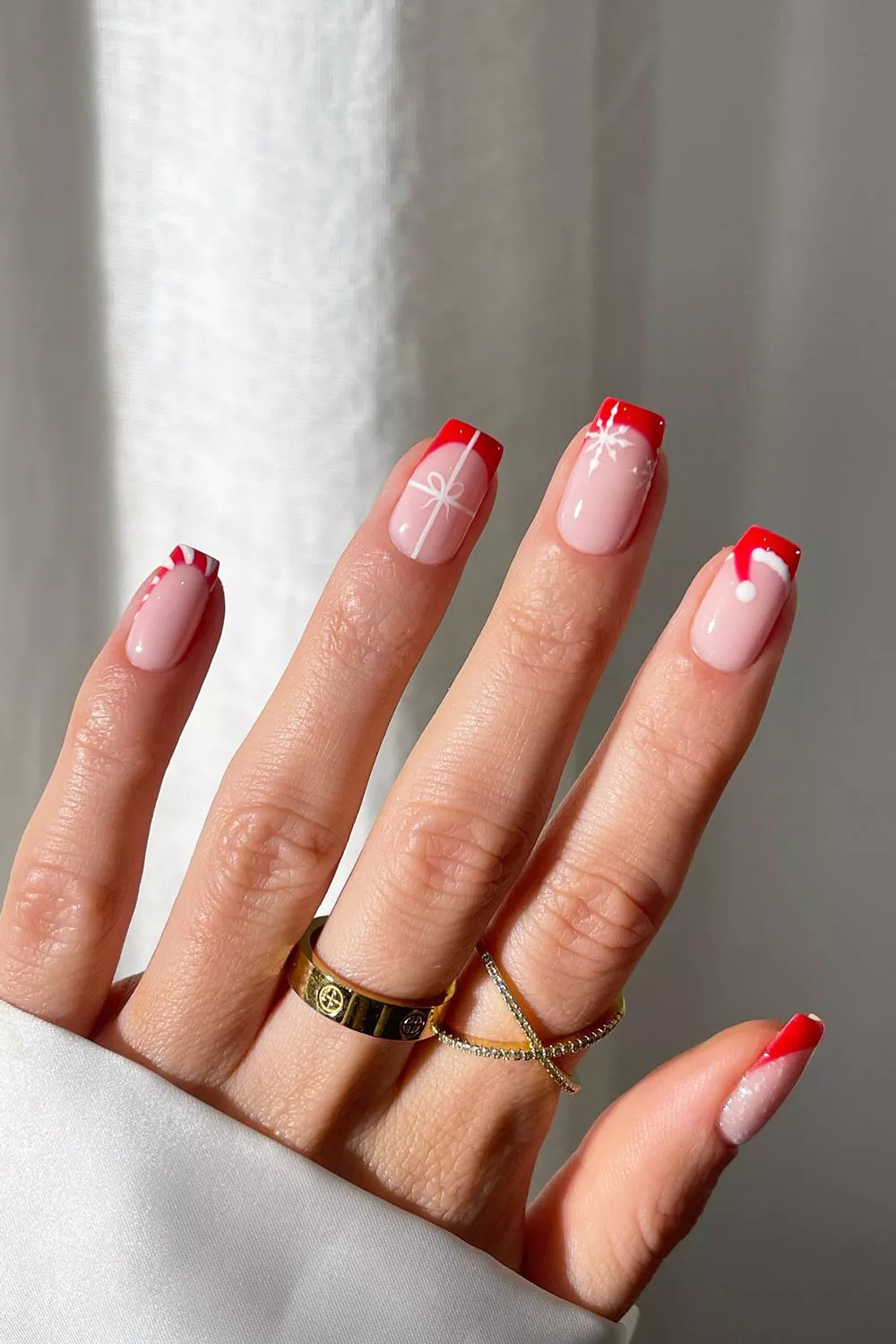 uñas rojas decoradas con dibujos de navidad