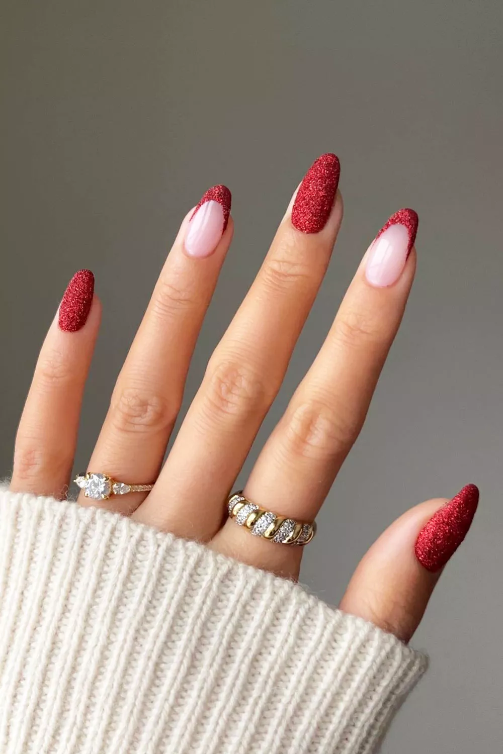 uñas rojas de navidad con escamlte de glitter
