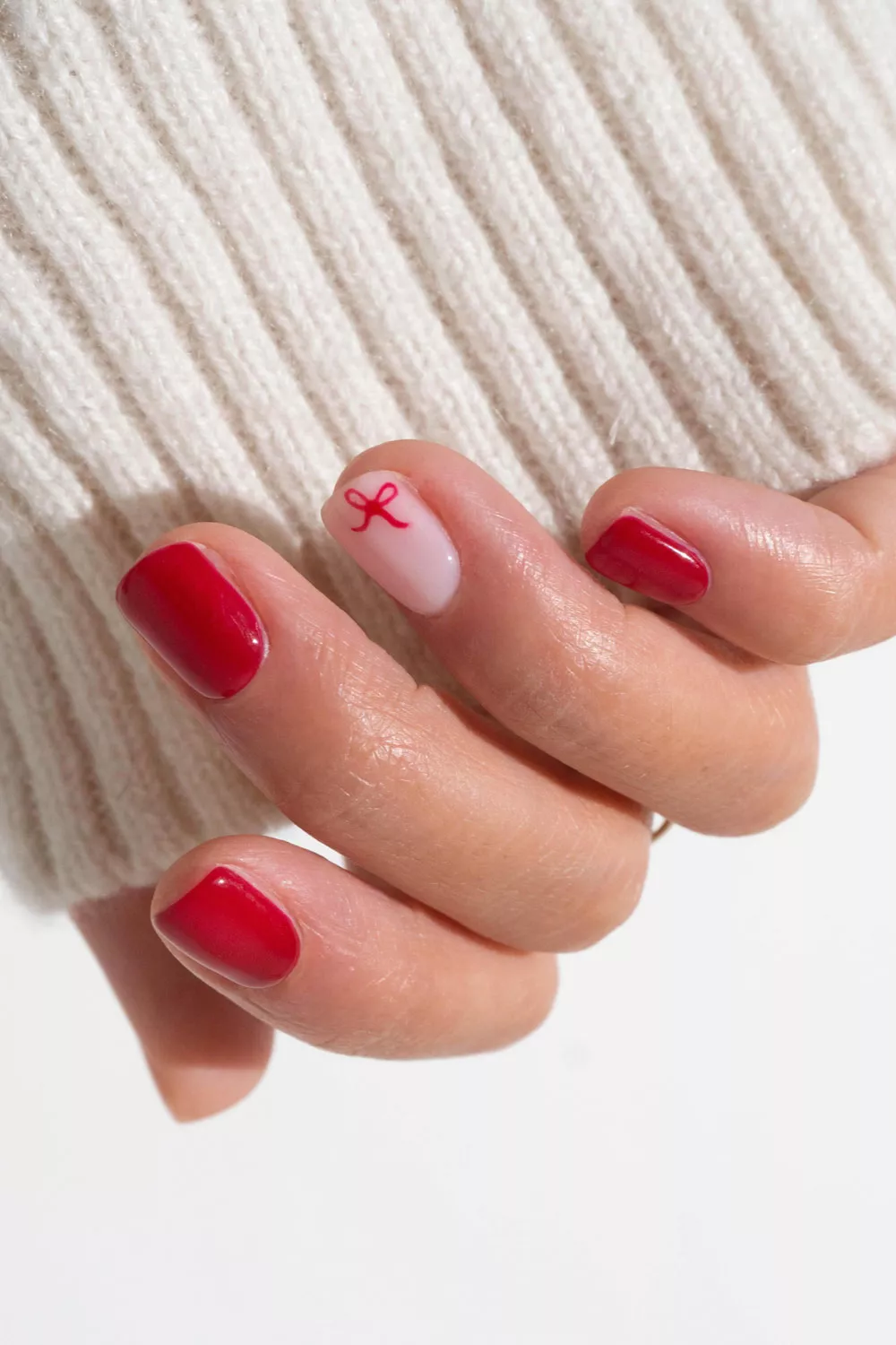 manicura roja sencilla navideña con un lazo