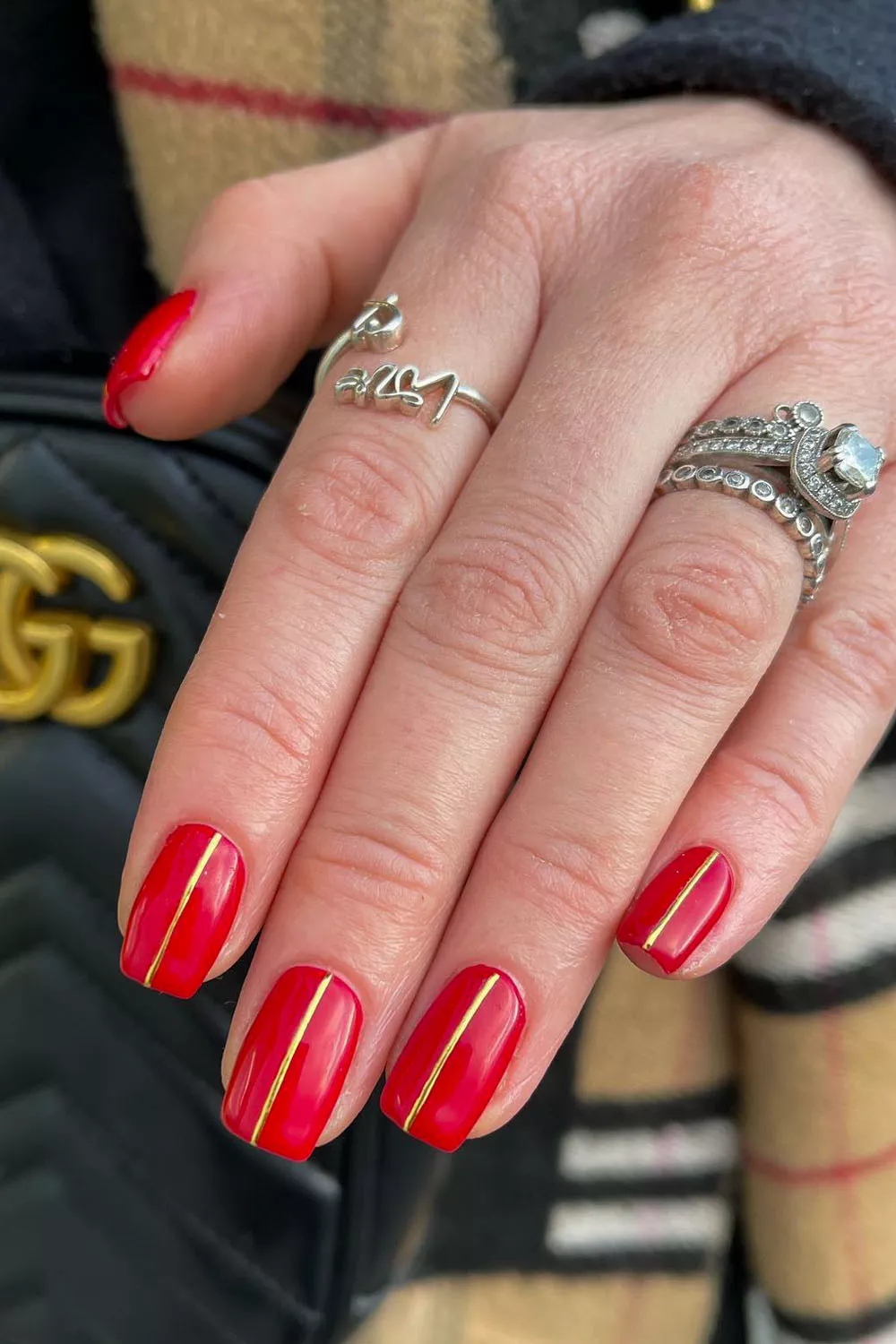 uñas rojas y doradas