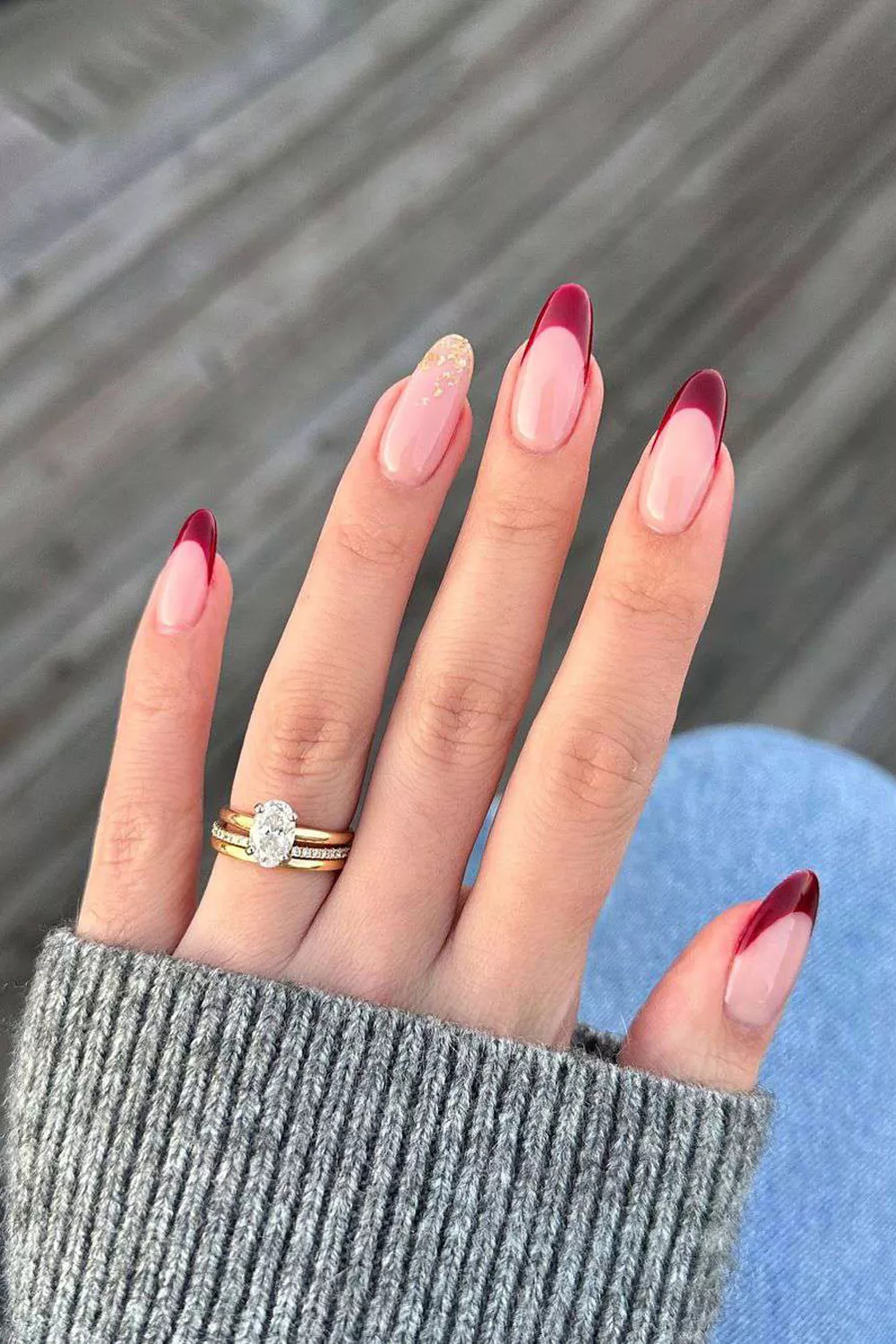 manicura francesa dorada y color burdeos para usar en diciembre, navidad e invierno