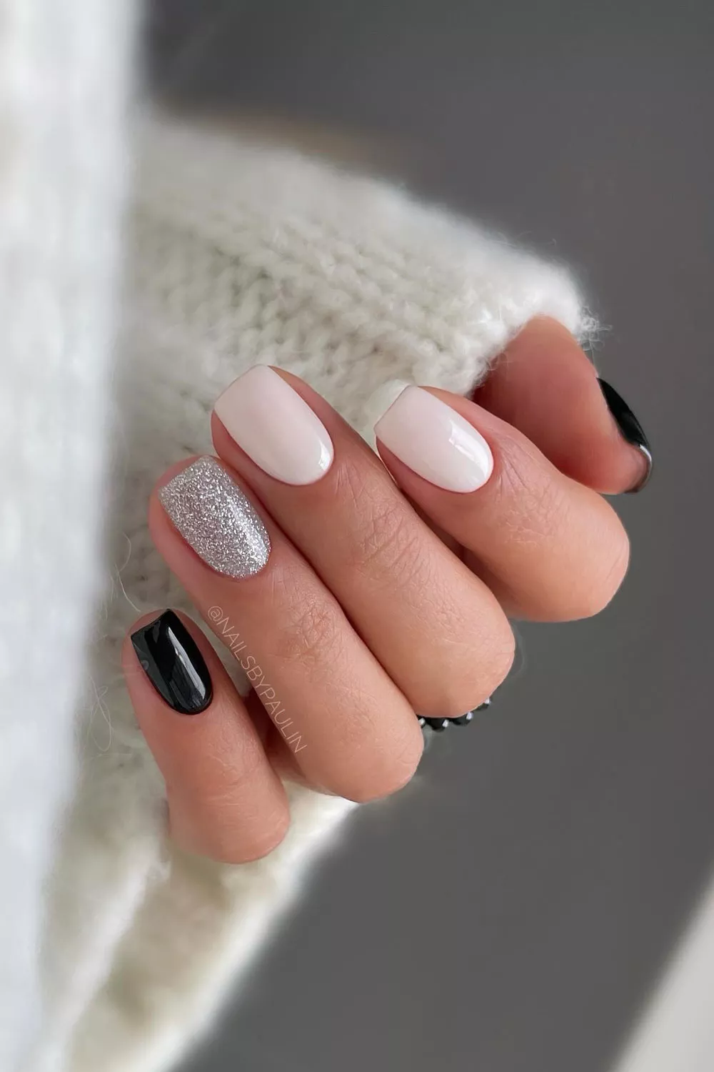 manicuras invernales elegantes para fiesta en tonos nude, brillantes y negro