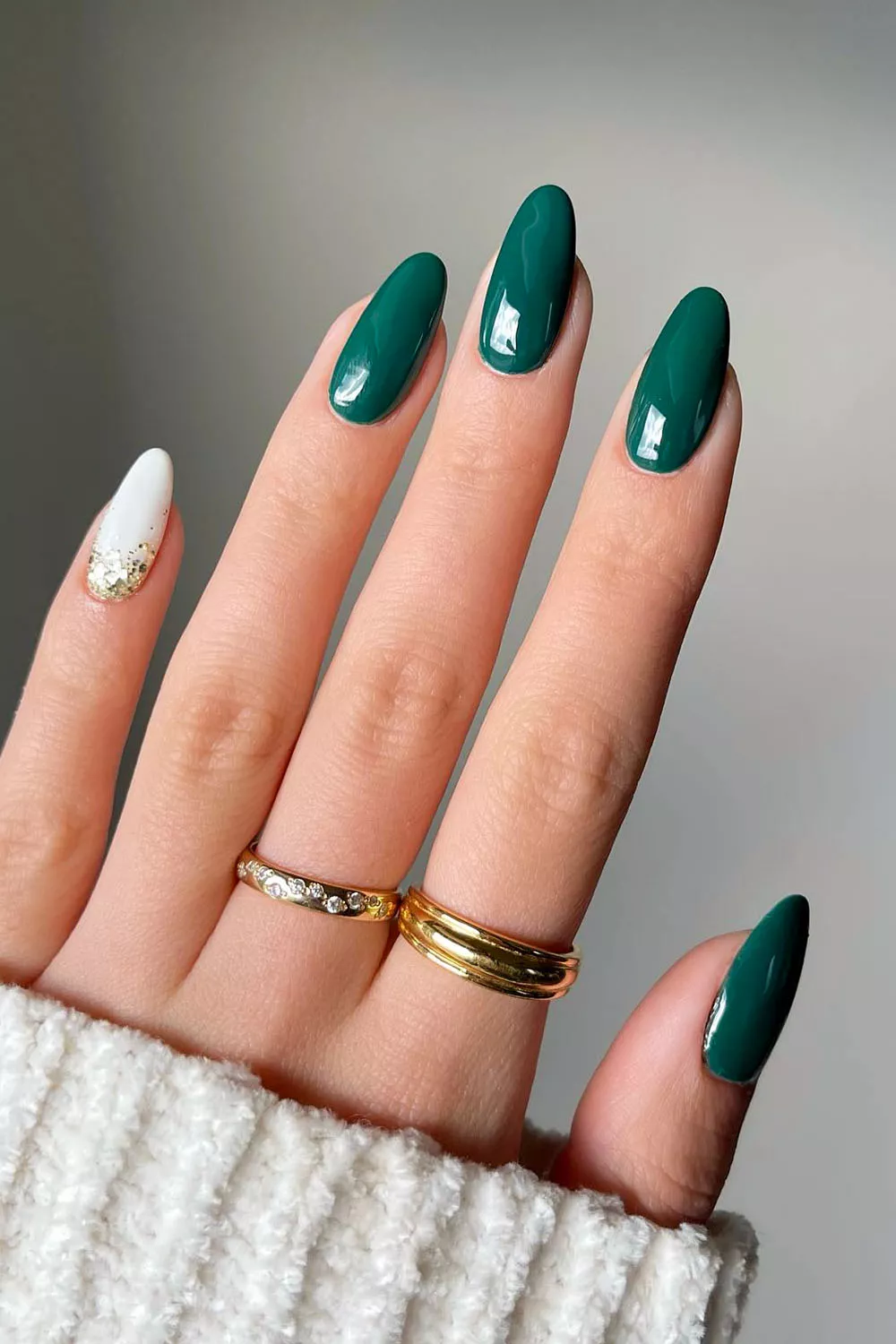 uñas invernales verdes con blanco y dorado, perfectas para diciembre, navidad o nochevieja