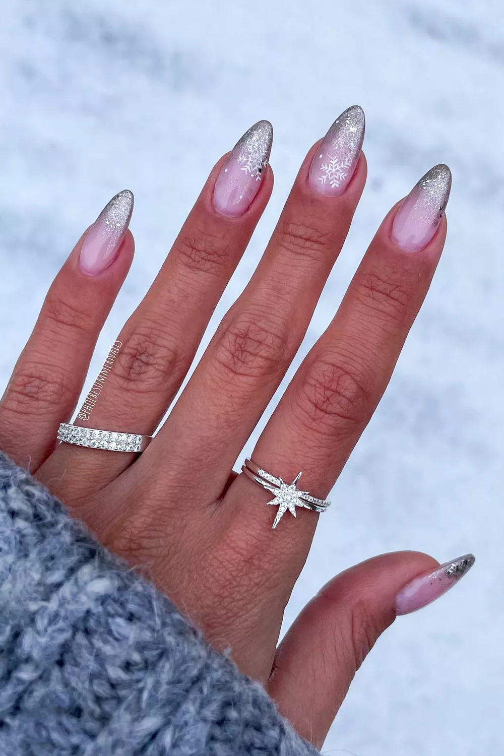 uñas brillantes con dibujos de copos de nieve invernales