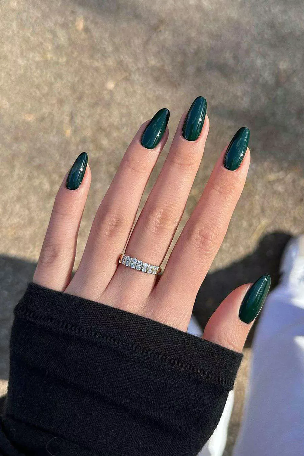 uñas de invierno color verde oscuro elegante