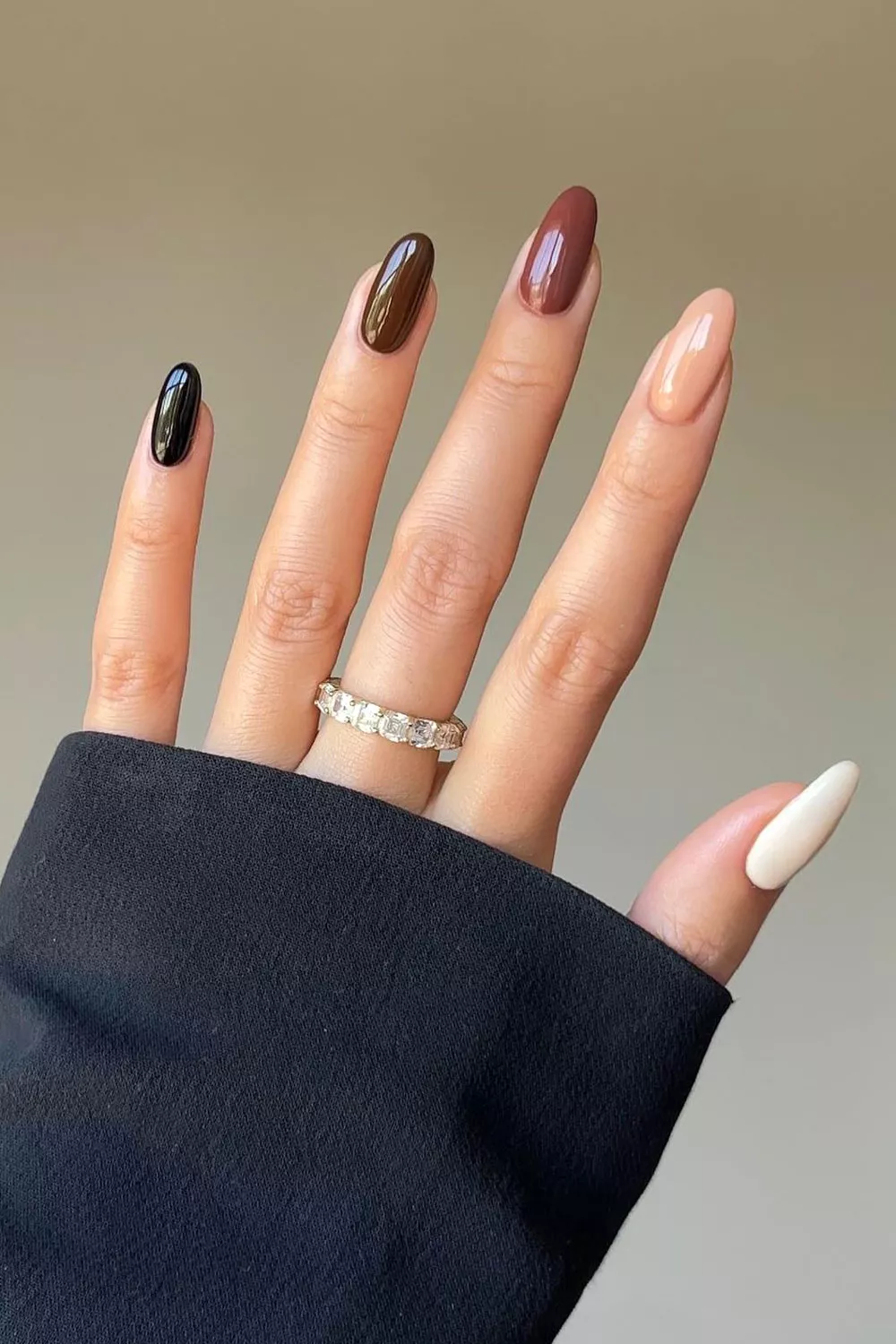 uñas marrones otoño invierno con degradado de diferentes tonos del color marron