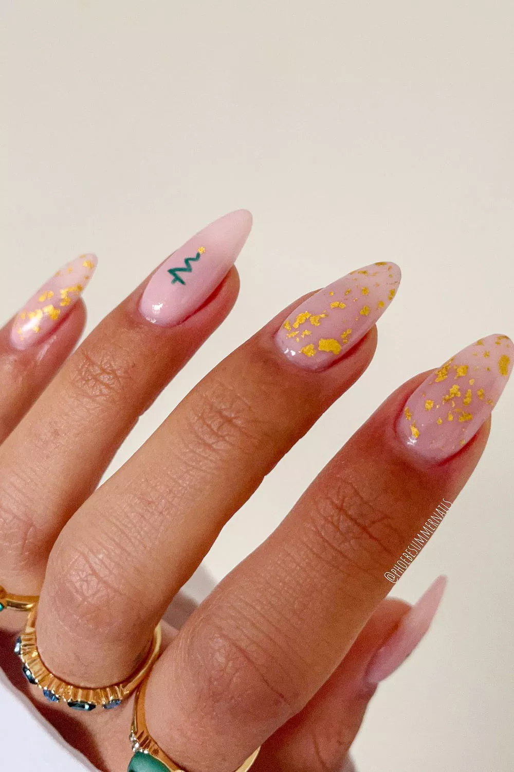 manicuras de navidad doradas para diciembre con dibujos navideños