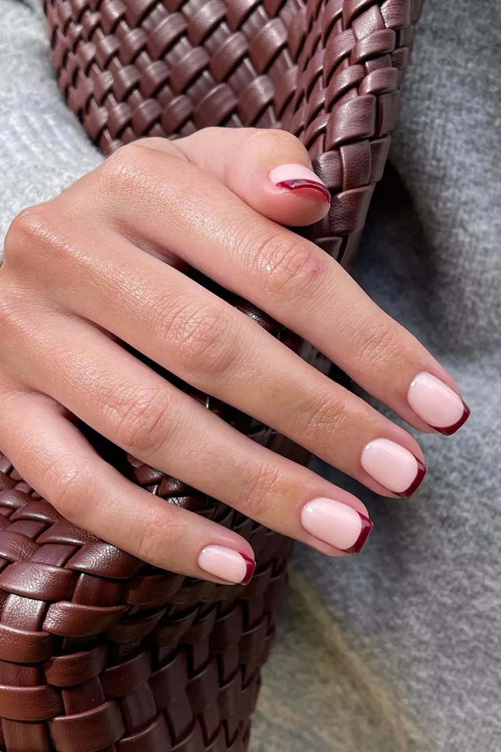 uñas de navidad, diciembre e invierno de rojas oscuras cortas con efecto french o manicura francesa fina